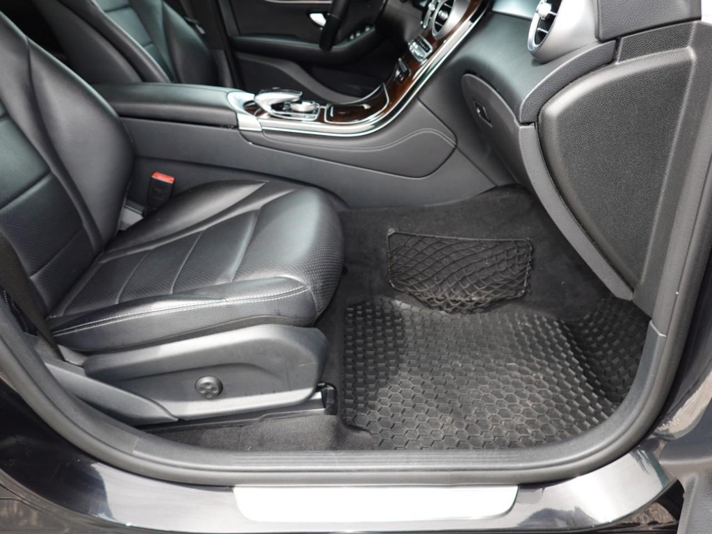 Mercedes-Benz GLC Vehicle Full-screen Gallery Image 23