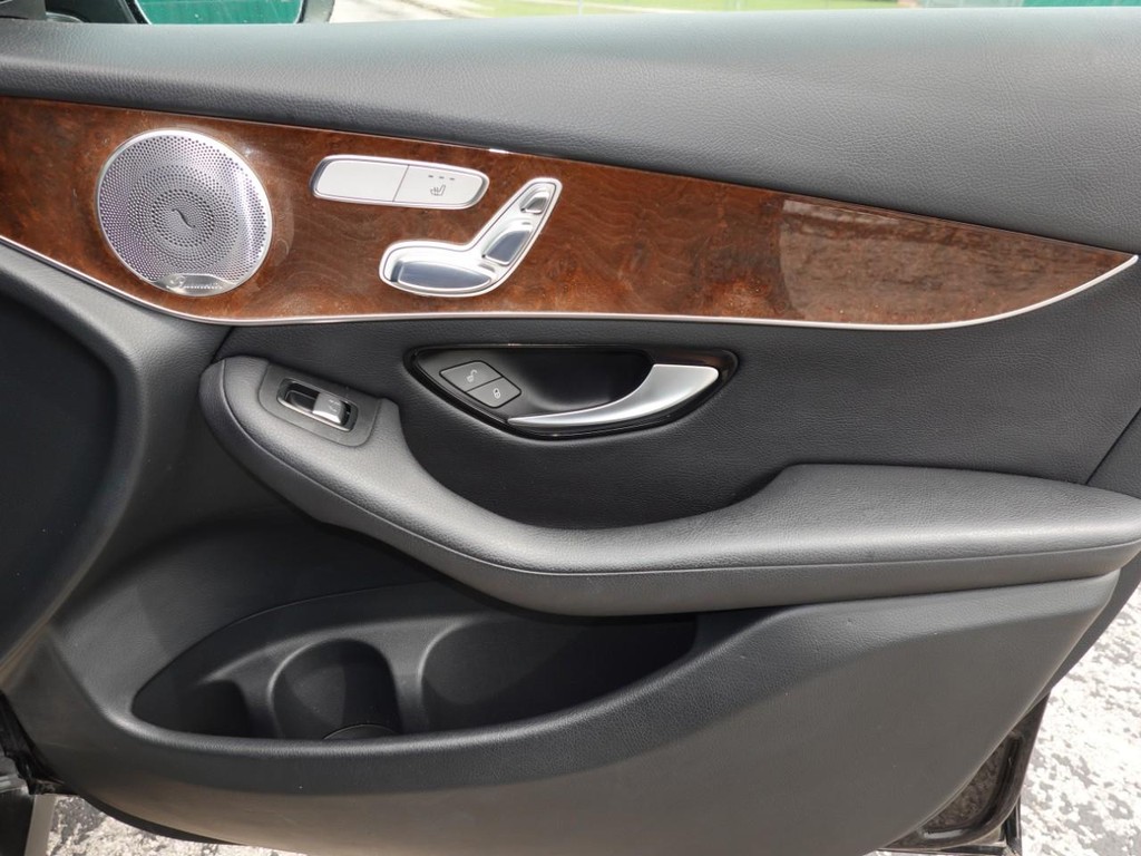 Mercedes-Benz GLC Vehicle Full-screen Gallery Image 24