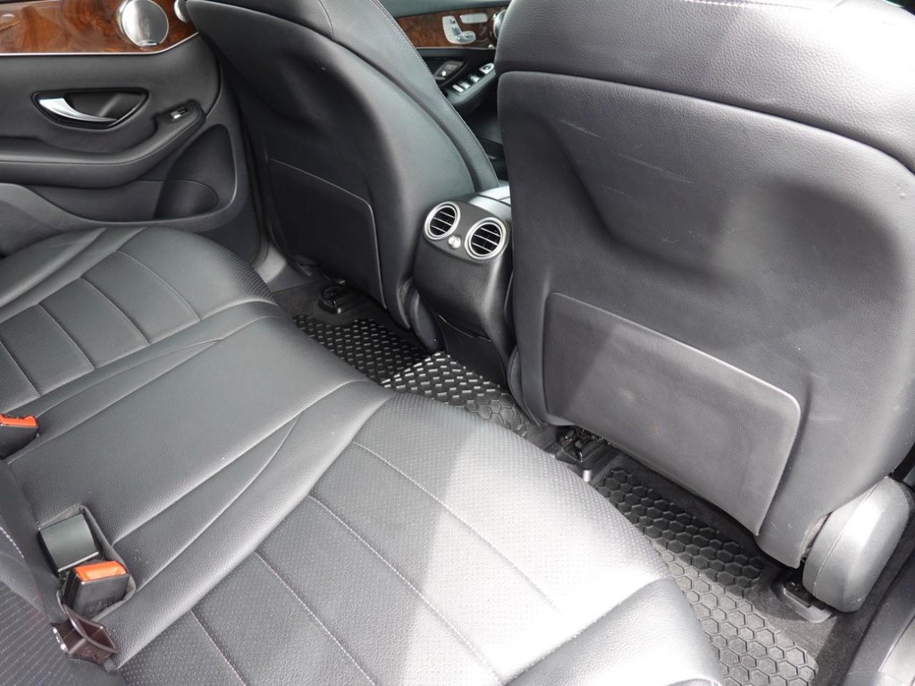 Mercedes-Benz GLC Vehicle Full-screen Gallery Image 25