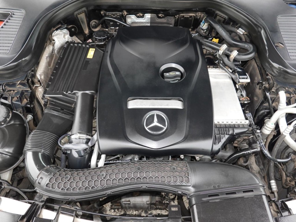 Mercedes-Benz GLC Vehicle Full-screen Gallery Image 29