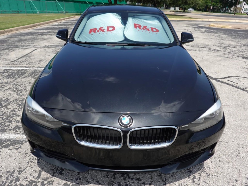 BMW 3 Series Vehicle Full-screen Gallery Image 02