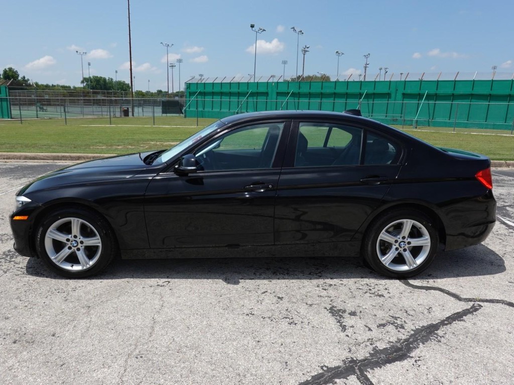 BMW 3 Series Vehicle Full-screen Gallery Image 04