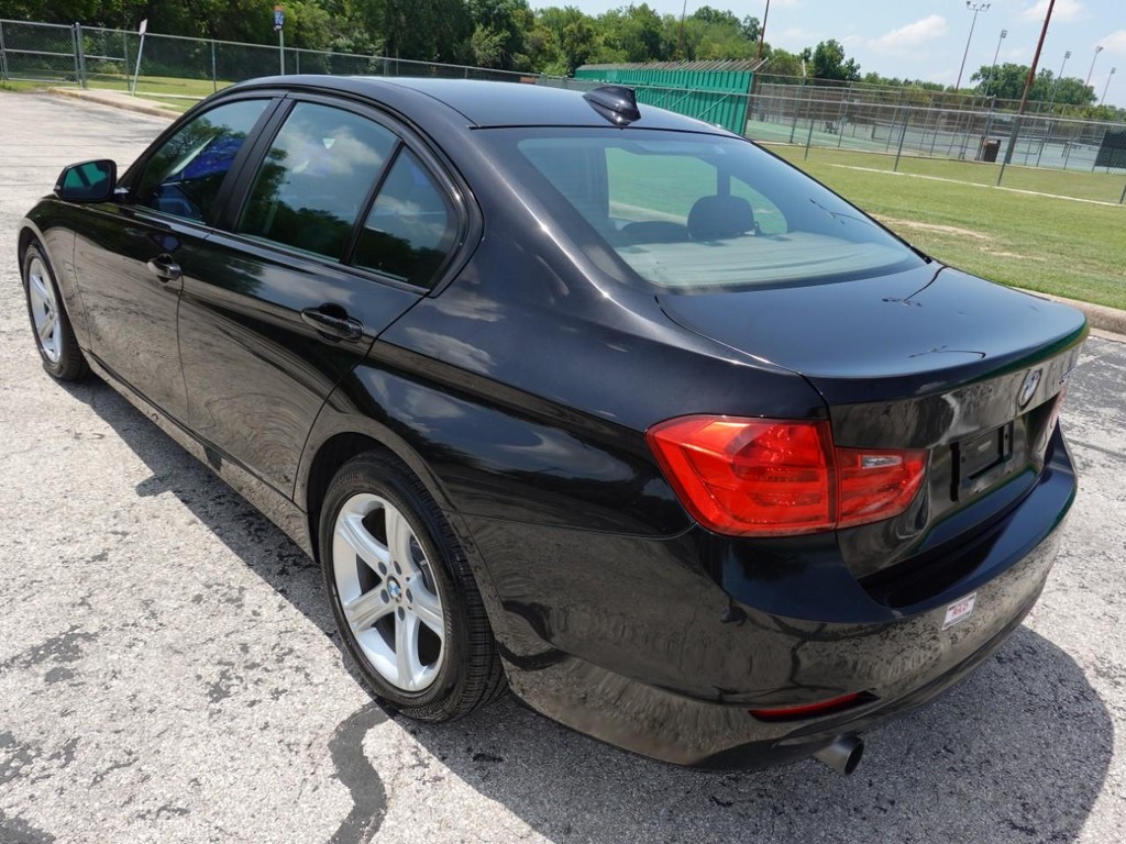 BMW 3 Series Vehicle Full-screen Gallery Image 05