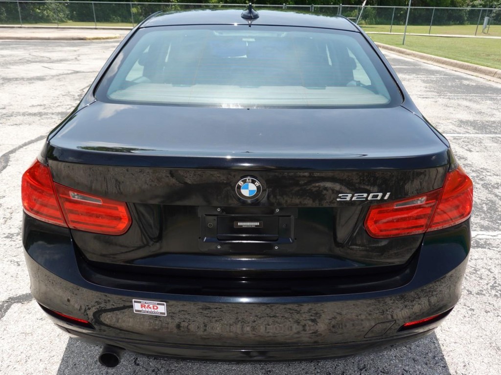 BMW 3 Series Vehicle Full-screen Gallery Image 06