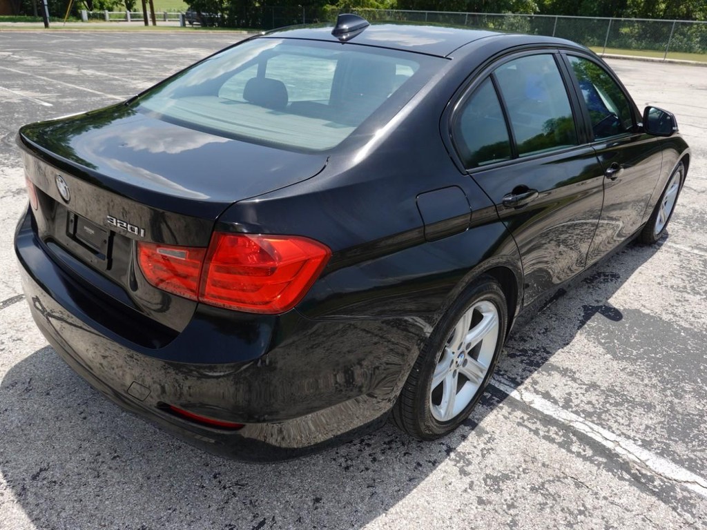 BMW 3 Series Vehicle Full-screen Gallery Image 07