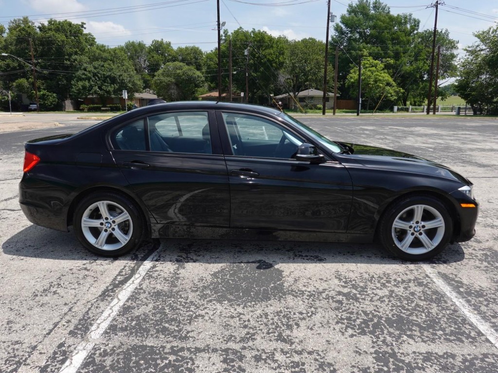 BMW 3 Series Vehicle Full-screen Gallery Image 08