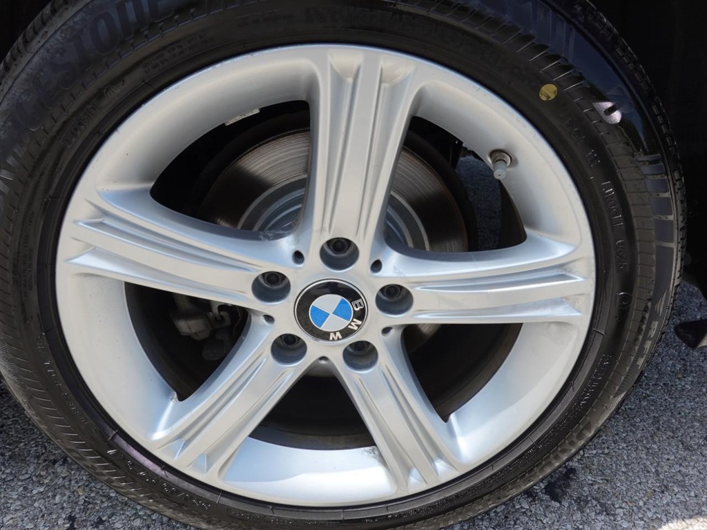 BMW 3 Series Vehicle Full-screen Gallery Image 09