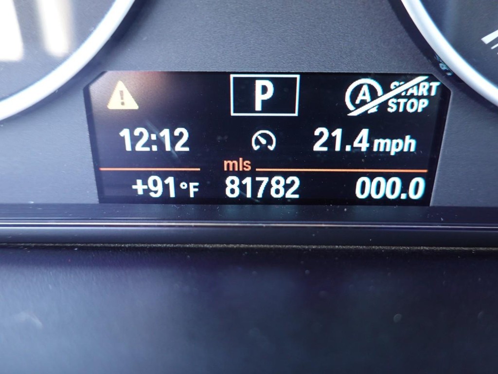 BMW 3 Series Vehicle Full-screen Gallery Image 12
