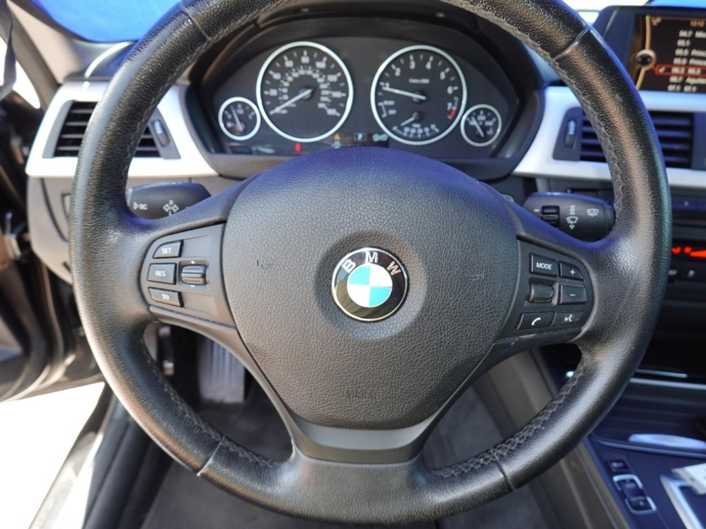 BMW 3 Series Vehicle Full-screen Gallery Image 13