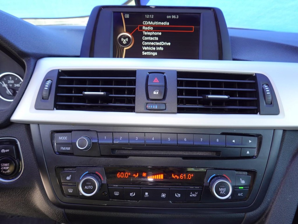 BMW 3 Series Vehicle Full-screen Gallery Image 14
