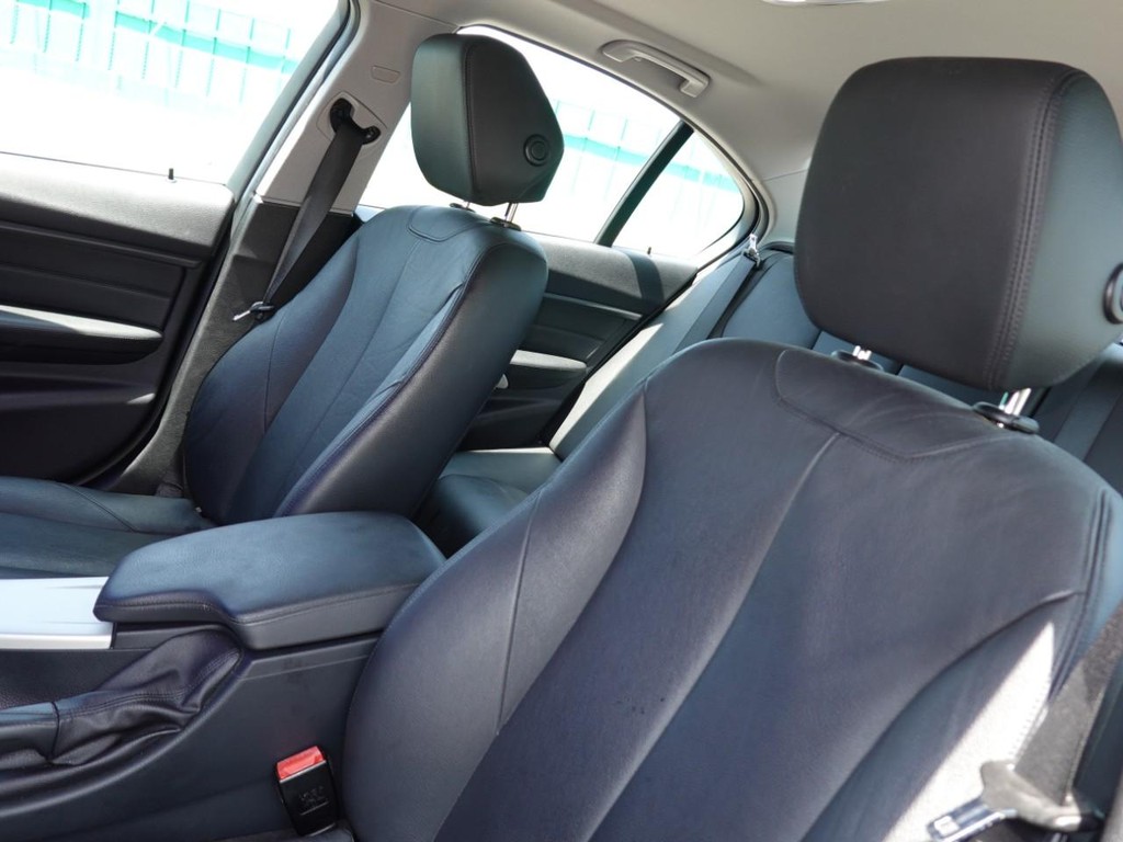 BMW 3 Series Vehicle Full-screen Gallery Image 15