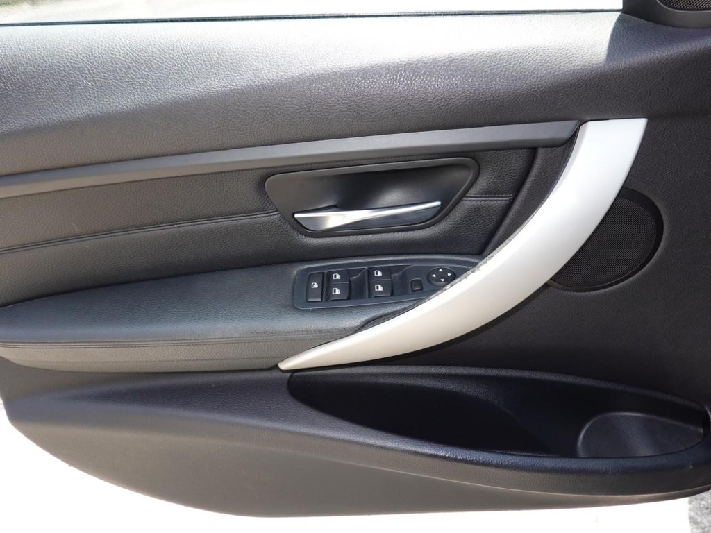 BMW 3 Series Vehicle Full-screen Gallery Image 17