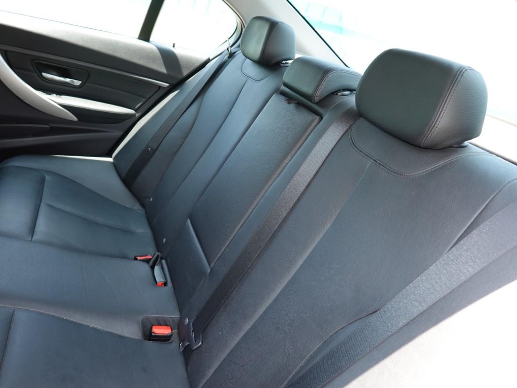 BMW 3 Series Vehicle Full-screen Gallery Image 18