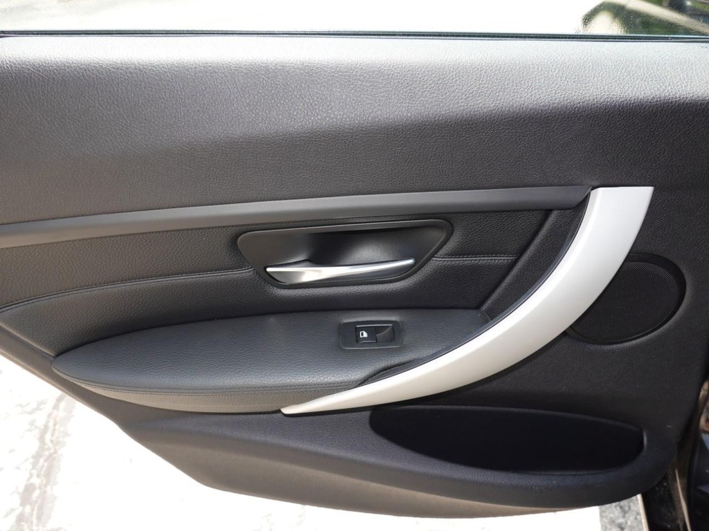 BMW 3 Series Vehicle Full-screen Gallery Image 19