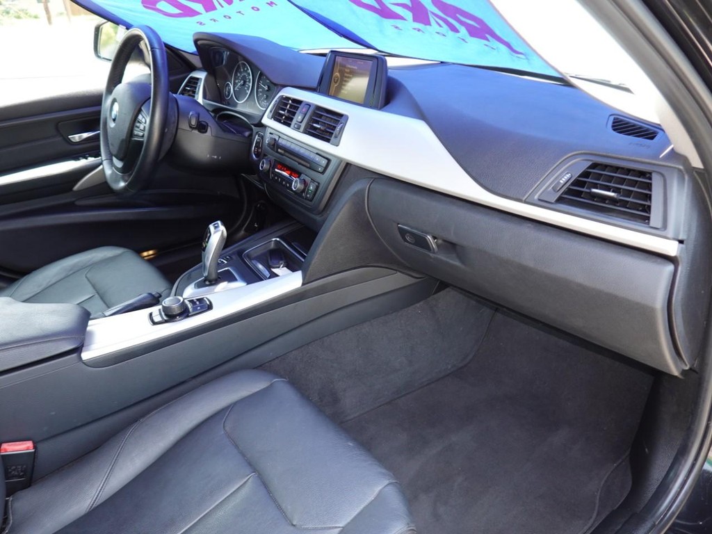 BMW 3 Series Vehicle Full-screen Gallery Image 20