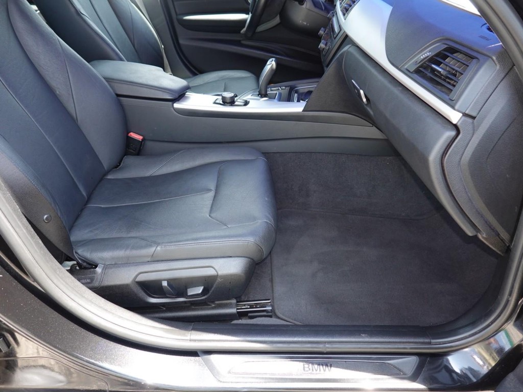 BMW 3 Series Vehicle Full-screen Gallery Image 21