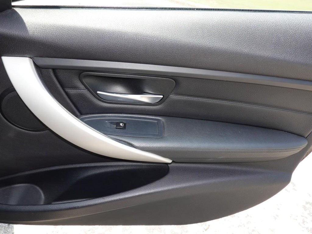 BMW 3 Series Vehicle Full-screen Gallery Image 22