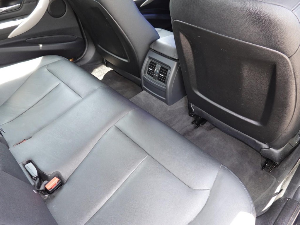 BMW 3 Series Vehicle Full-screen Gallery Image 23