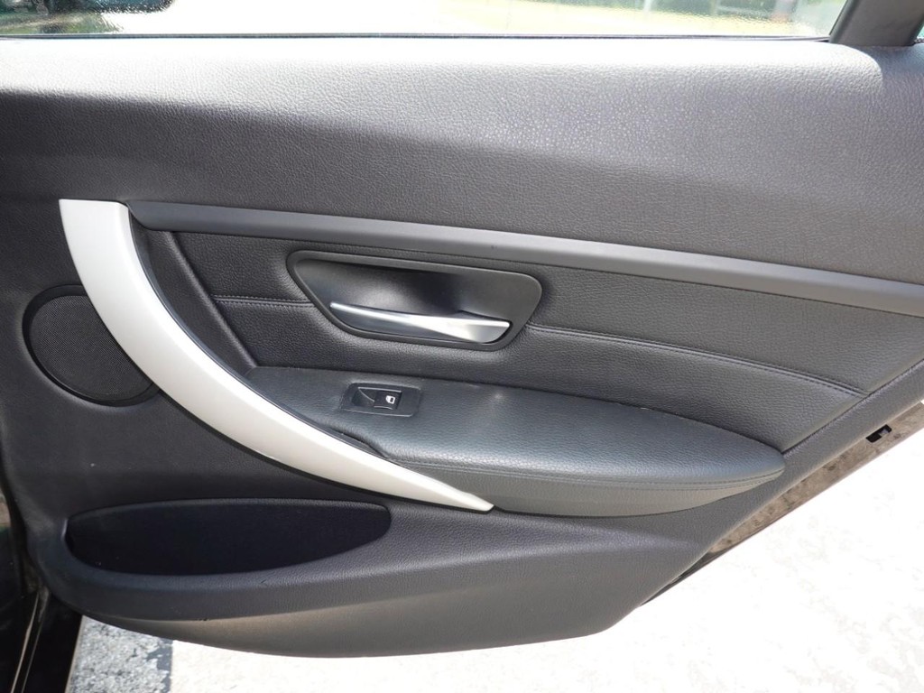 BMW 3 Series Vehicle Full-screen Gallery Image 24