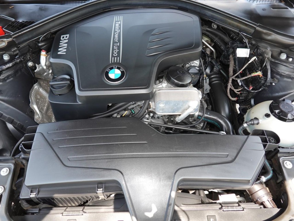 BMW 3 Series Vehicle Full-screen Gallery Image 26