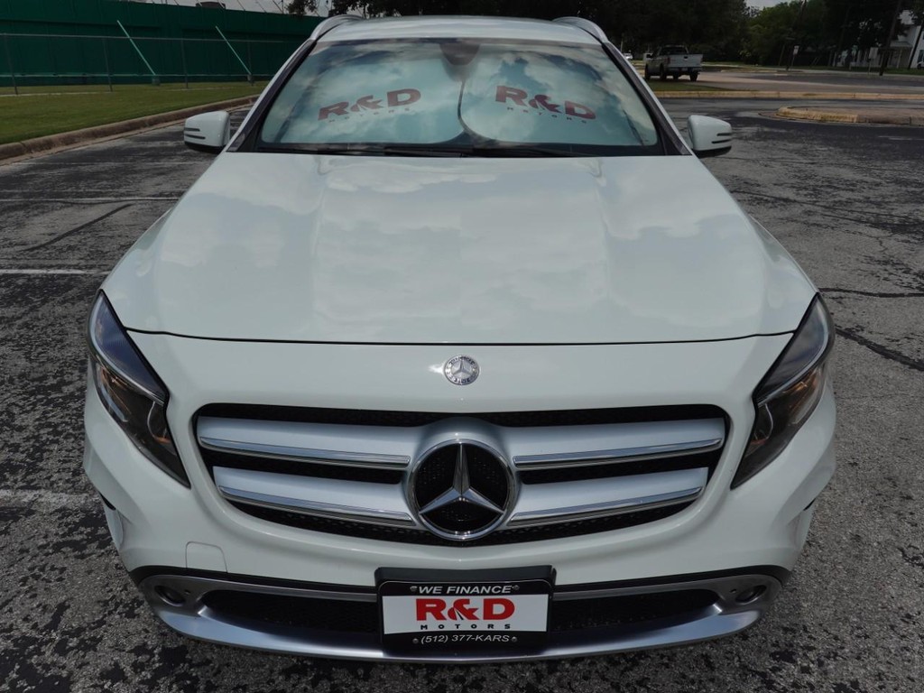 Mercedes-Benz GLA Vehicle Full-screen Gallery Image 02