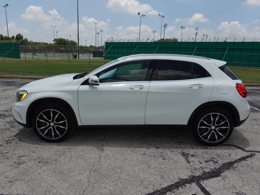 Mercedes-Benz GLA Vehicle Full-screen Gallery Image 04