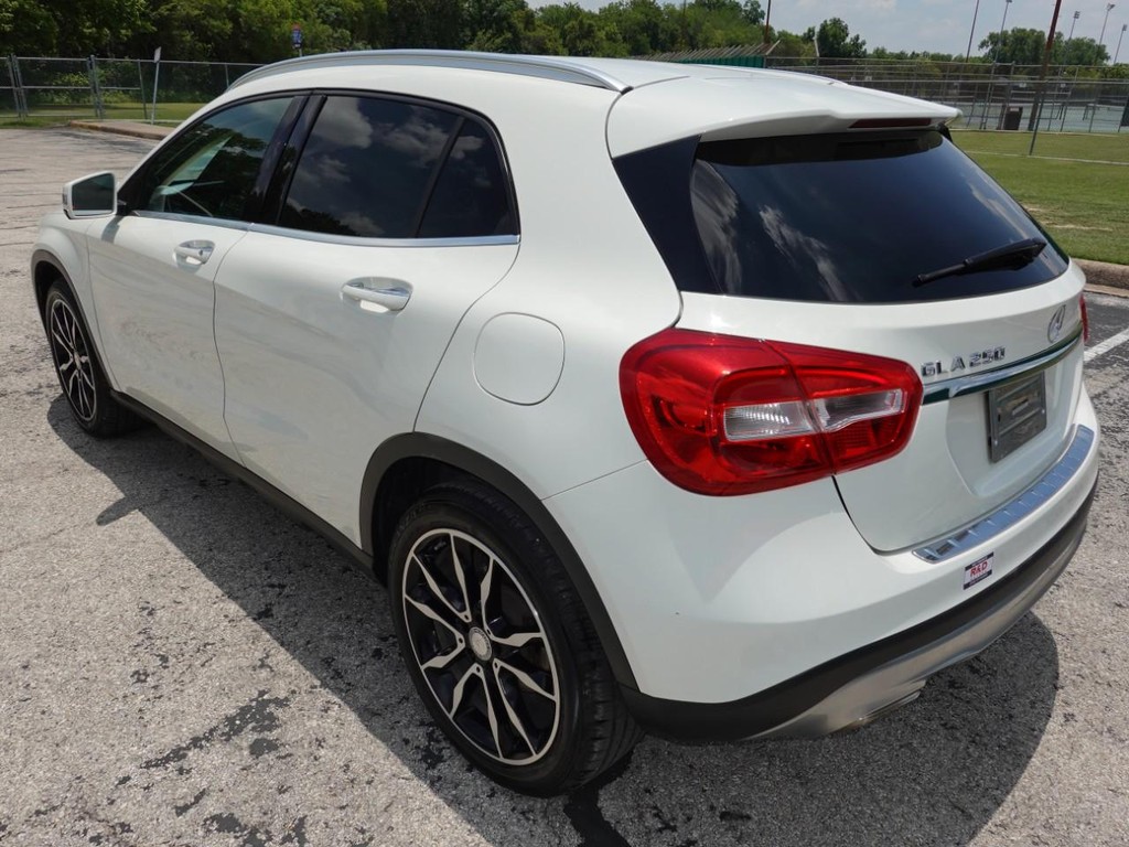Mercedes-Benz GLA Vehicle Full-screen Gallery Image 05