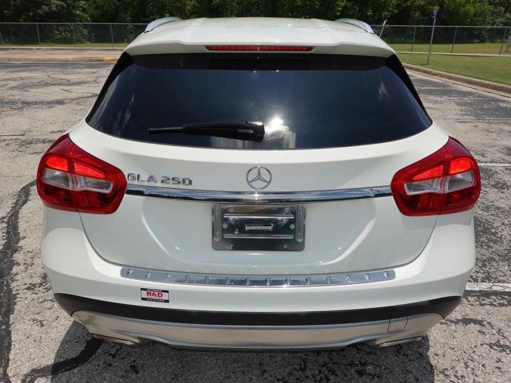 Mercedes-Benz GLA Vehicle Full-screen Gallery Image 06