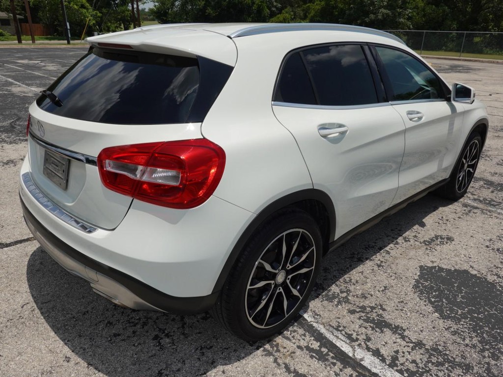 Mercedes-Benz GLA Vehicle Full-screen Gallery Image 07