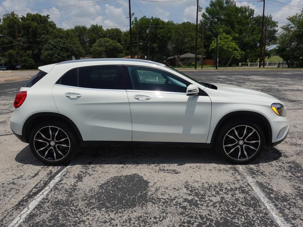 Mercedes-Benz GLA Vehicle Full-screen Gallery Image 08