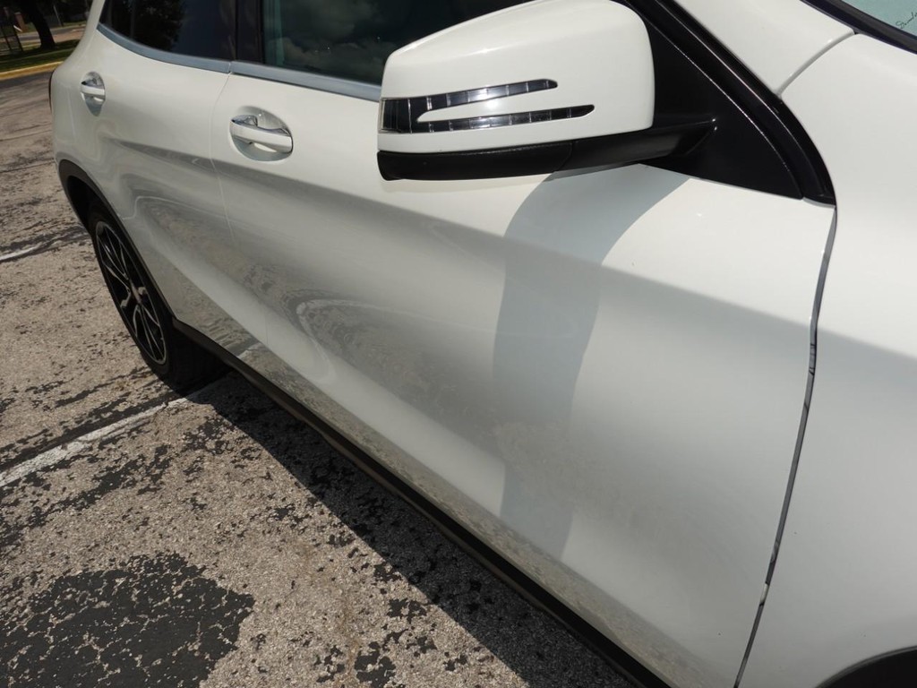 Mercedes-Benz GLA Vehicle Full-screen Gallery Image 11