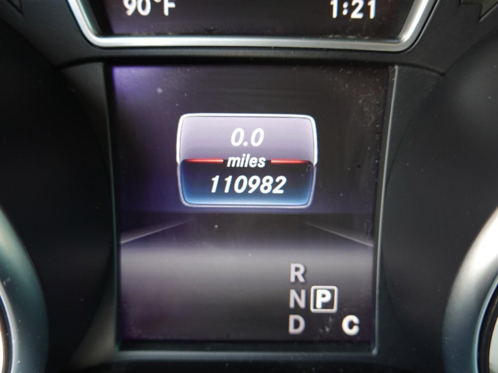 Mercedes-Benz GLA Vehicle Full-screen Gallery Image 12