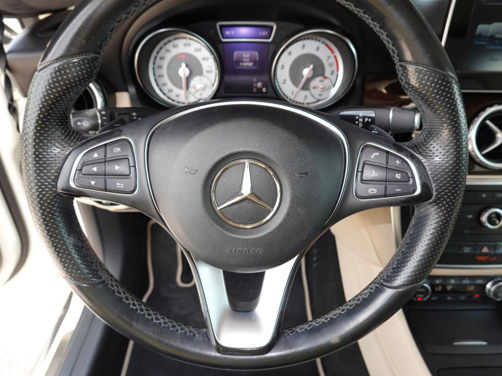 Mercedes-Benz GLA Vehicle Full-screen Gallery Image 13