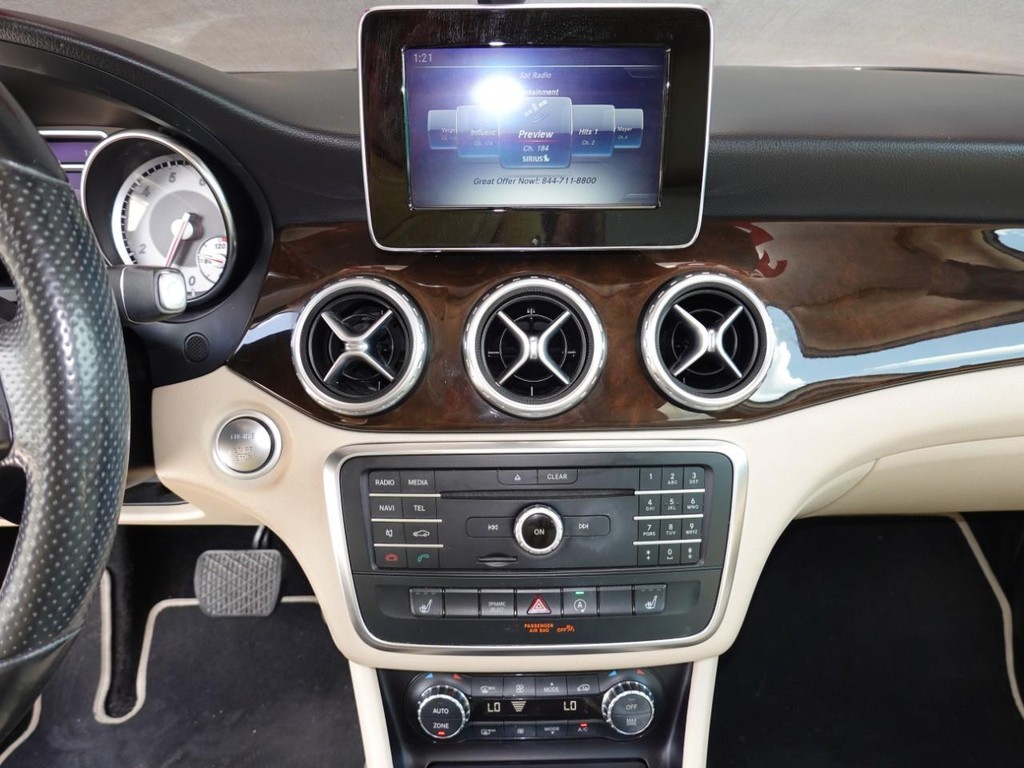 Mercedes-Benz GLA Vehicle Full-screen Gallery Image 14