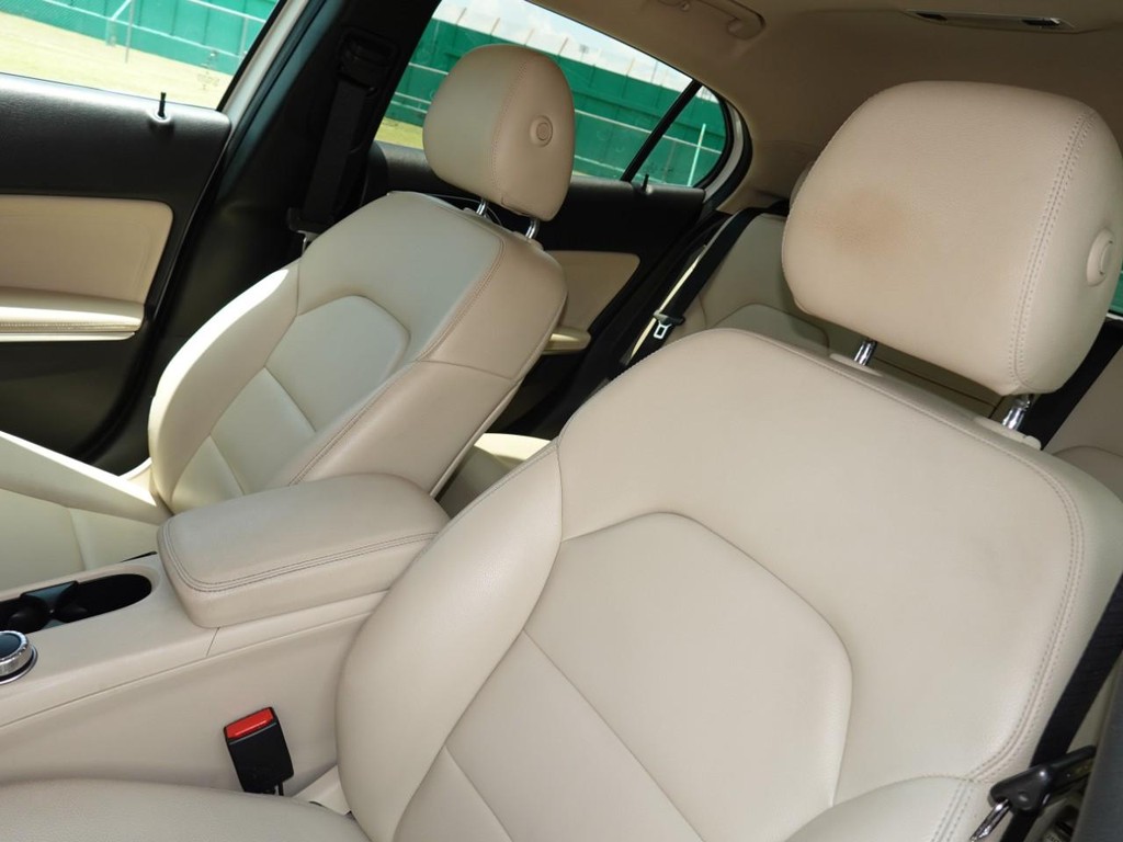 Mercedes-Benz GLA Vehicle Full-screen Gallery Image 16