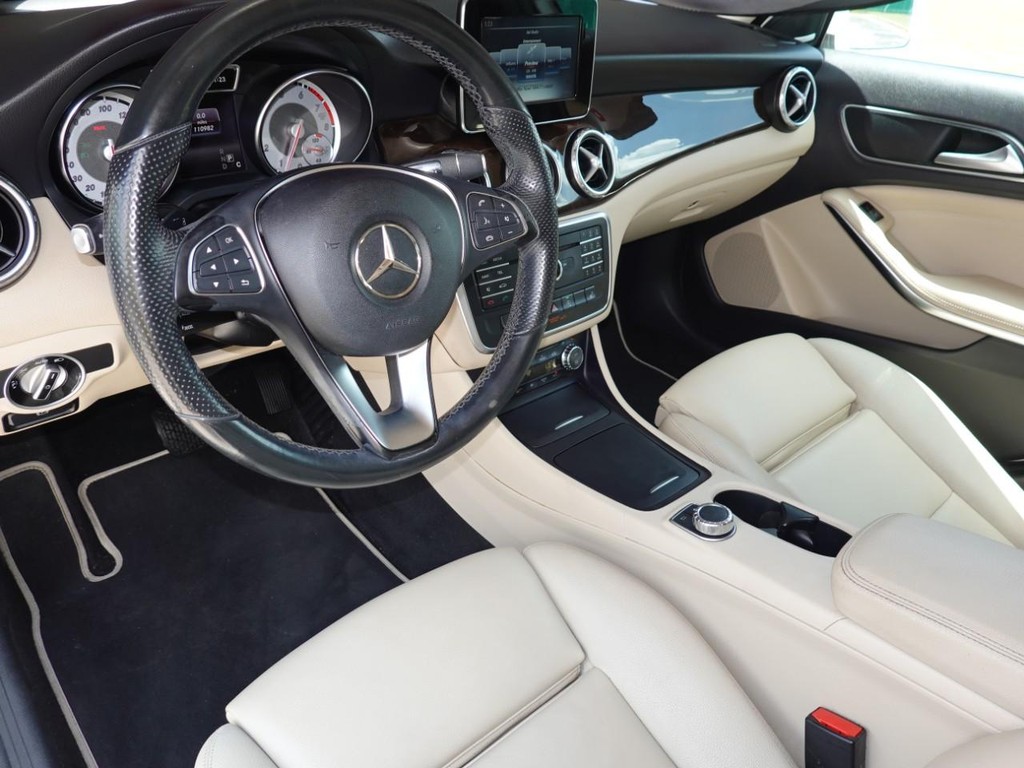 Mercedes-Benz GLA Vehicle Full-screen Gallery Image 17