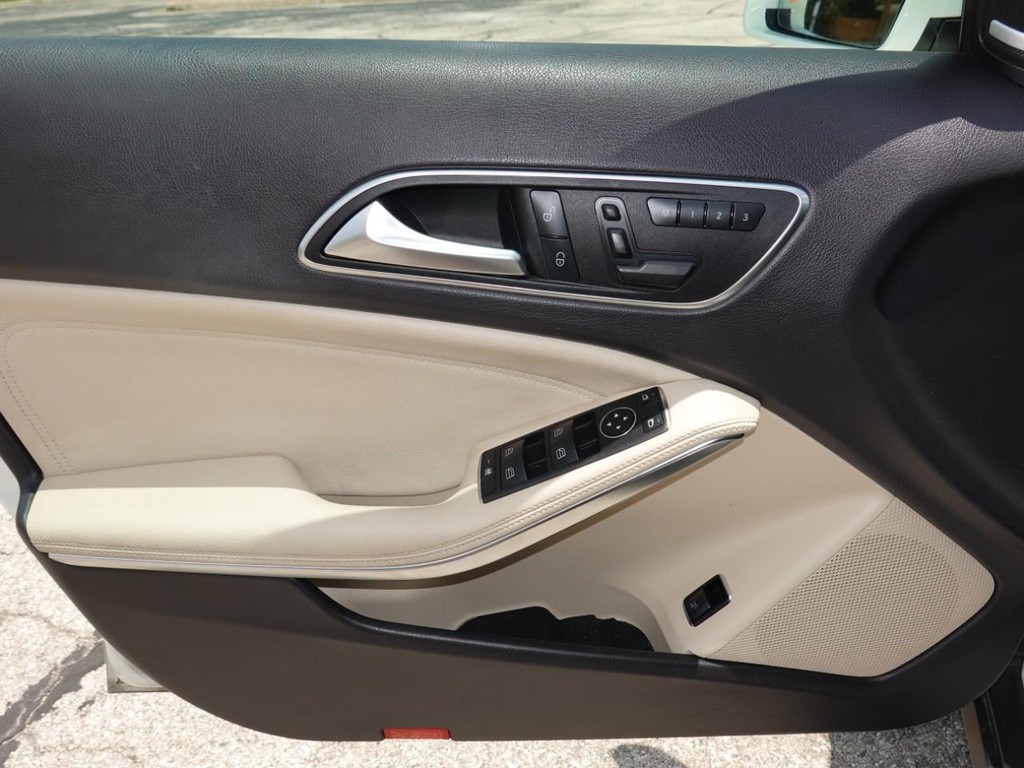 Mercedes-Benz GLA Vehicle Full-screen Gallery Image 18