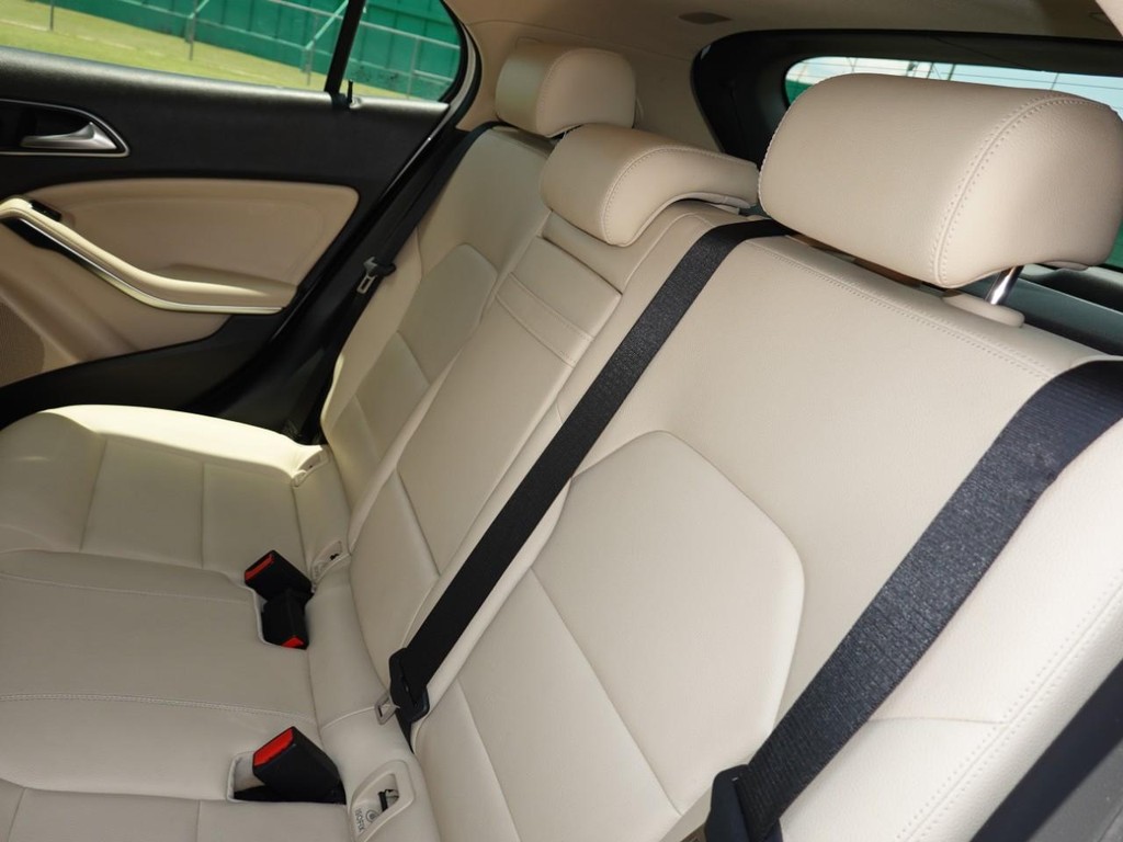 Mercedes-Benz GLA Vehicle Full-screen Gallery Image 19