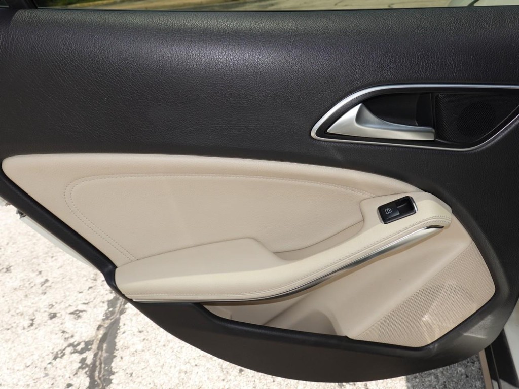 Mercedes-Benz GLA Vehicle Full-screen Gallery Image 20