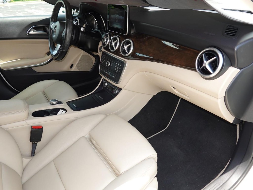 Mercedes-Benz GLA Vehicle Full-screen Gallery Image 21