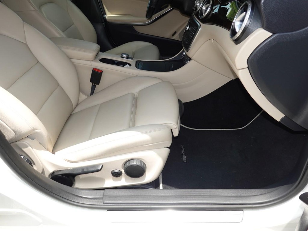 Mercedes-Benz GLA Vehicle Full-screen Gallery Image 22