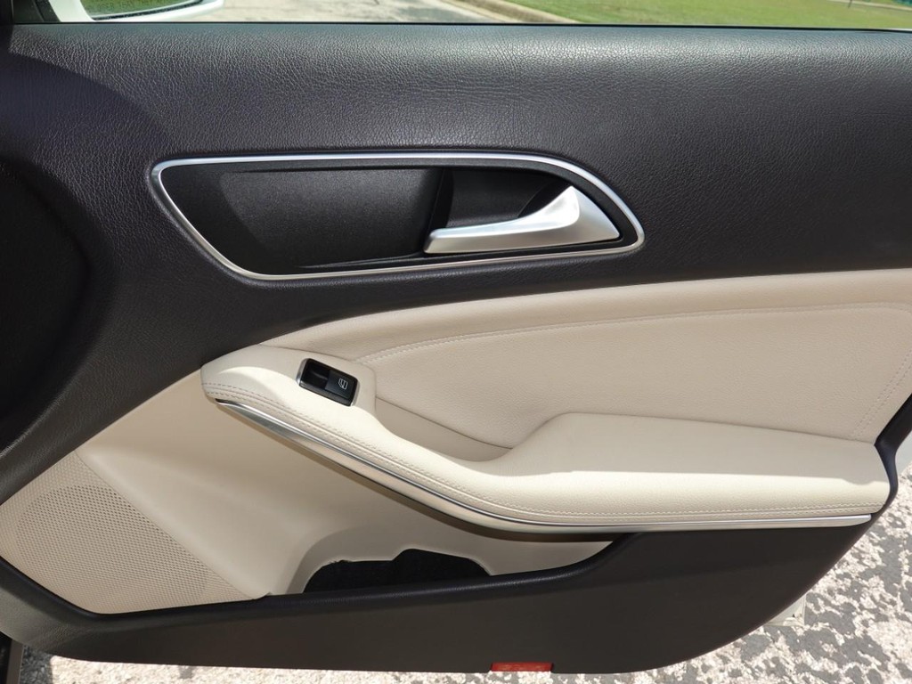 Mercedes-Benz GLA Vehicle Full-screen Gallery Image 23