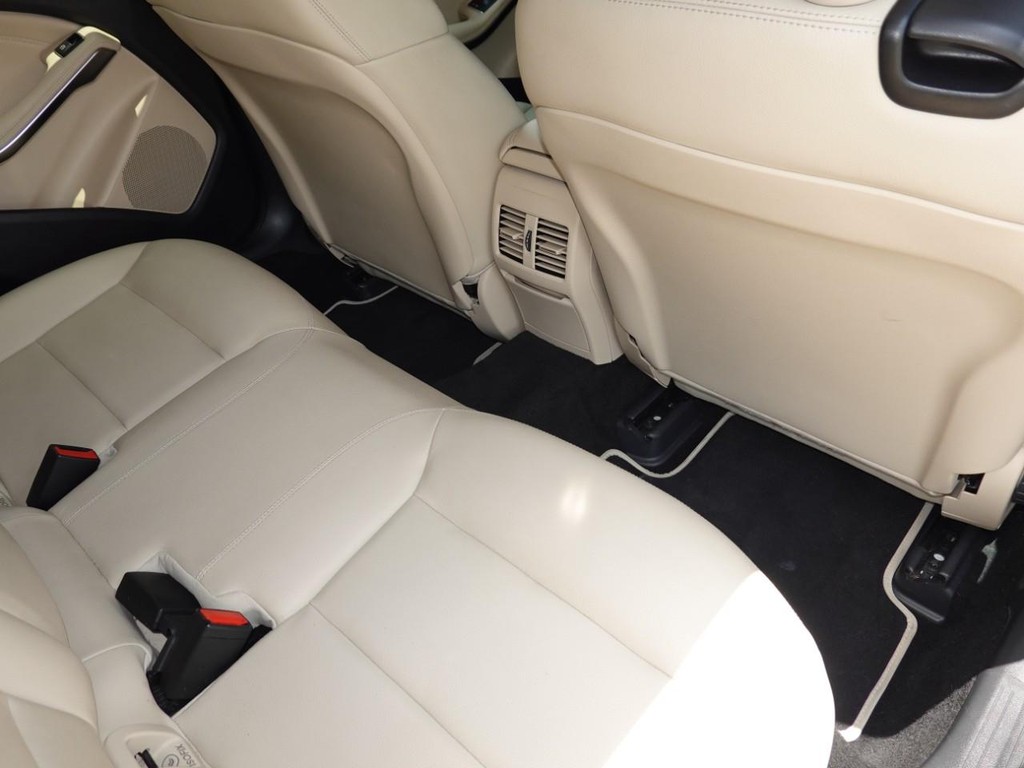 Mercedes-Benz GLA Vehicle Full-screen Gallery Image 24