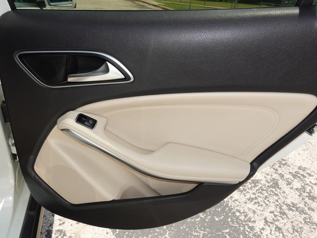 Mercedes-Benz GLA Vehicle Full-screen Gallery Image 25