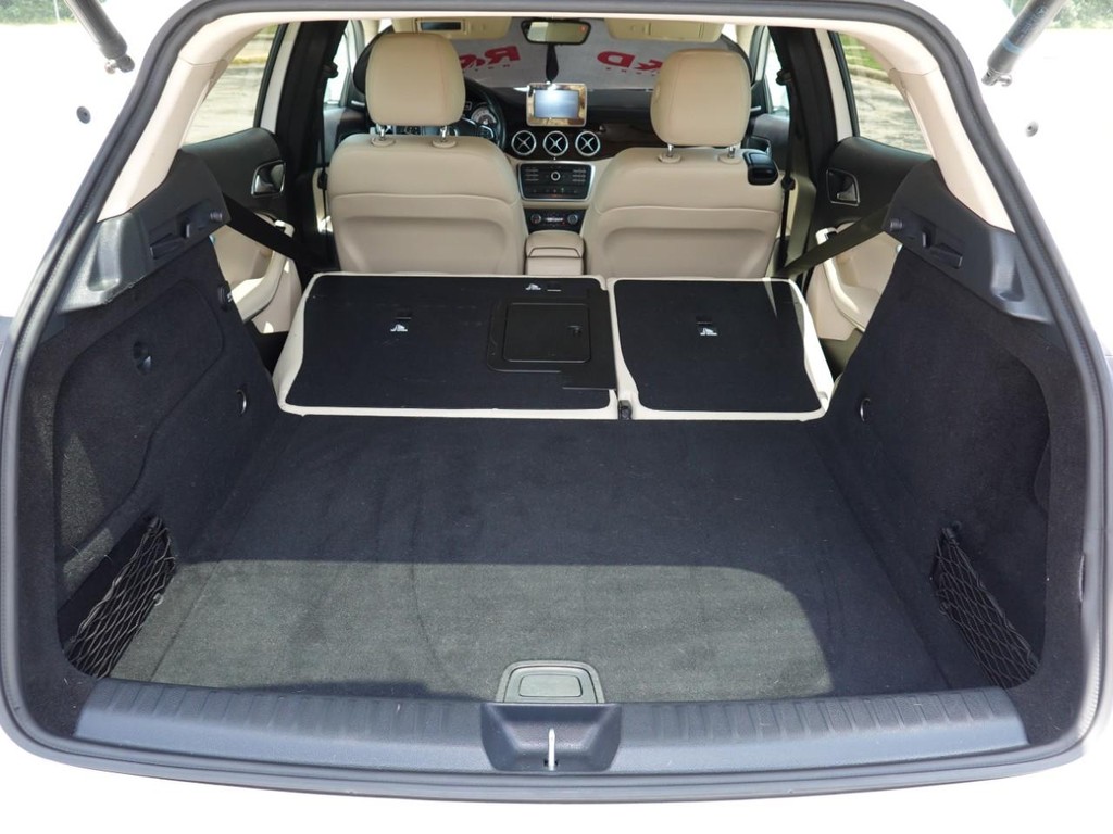 Mercedes-Benz GLA Vehicle Full-screen Gallery Image 27