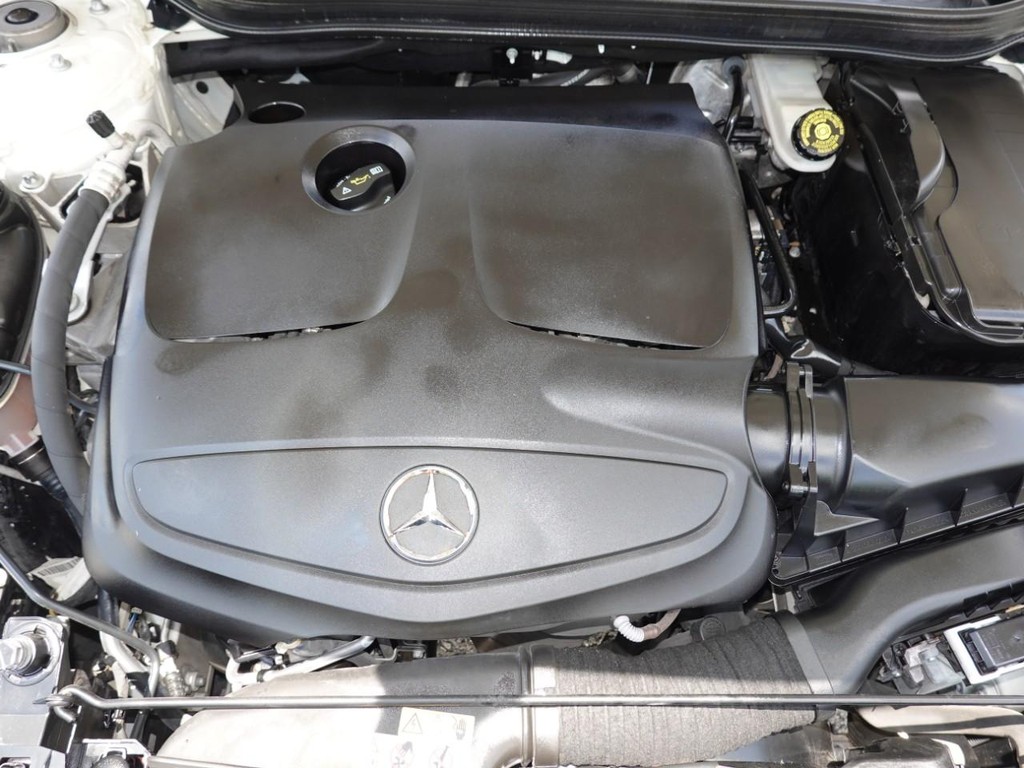 Mercedes-Benz GLA Vehicle Full-screen Gallery Image 28
