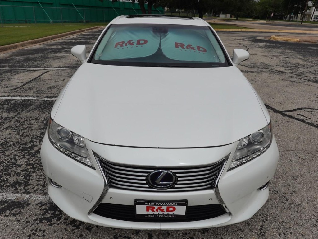 Lexus ES 300h Vehicle Full-screen Gallery Image 02