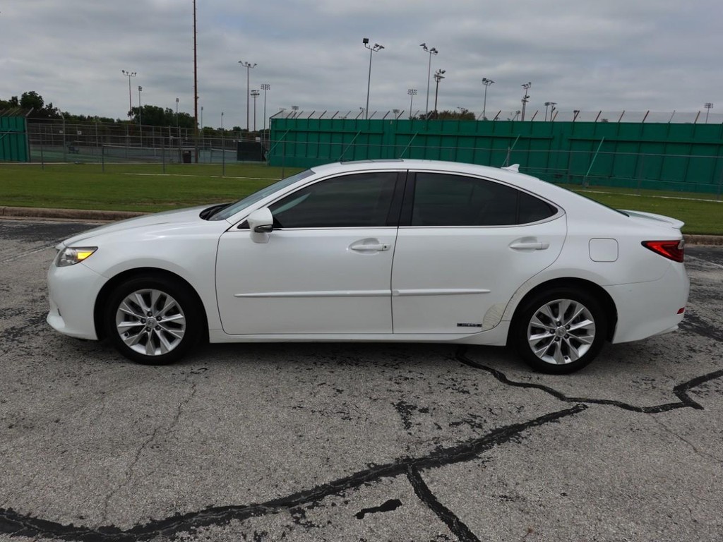 Lexus ES 300h Vehicle Full-screen Gallery Image 04