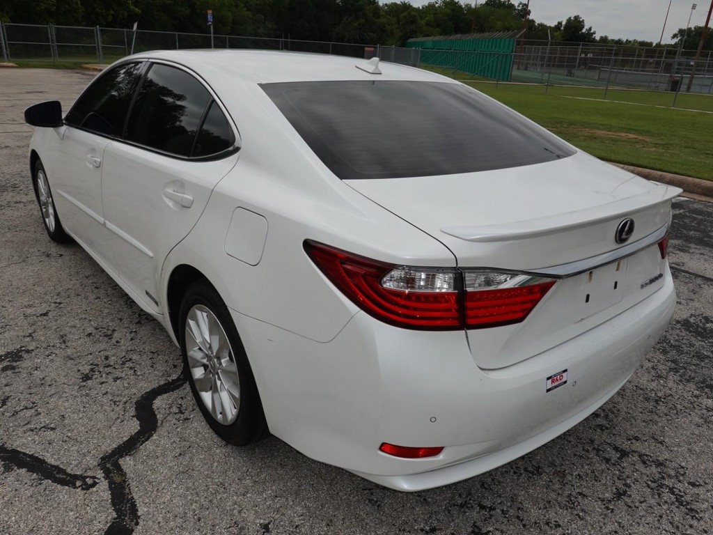 Lexus ES 300h Vehicle Full-screen Gallery Image 05