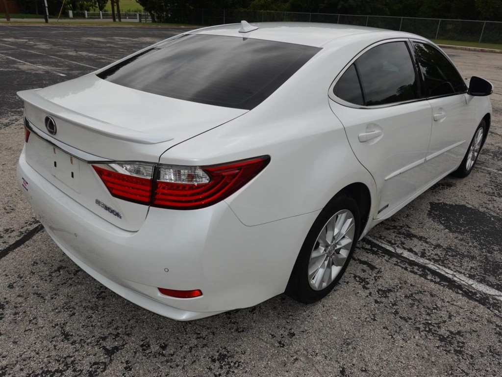 Lexus ES 300h Vehicle Full-screen Gallery Image 07